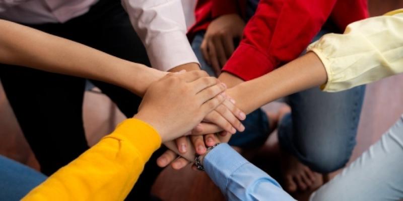 Manos de varias personas formando equipo