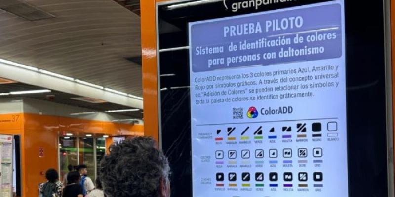 Un hombre leyendo el nuevo cartel accesible 