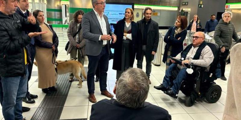 Explicaciones en el Metro de Málaga sobre el nuevo servicio de lengua de signos