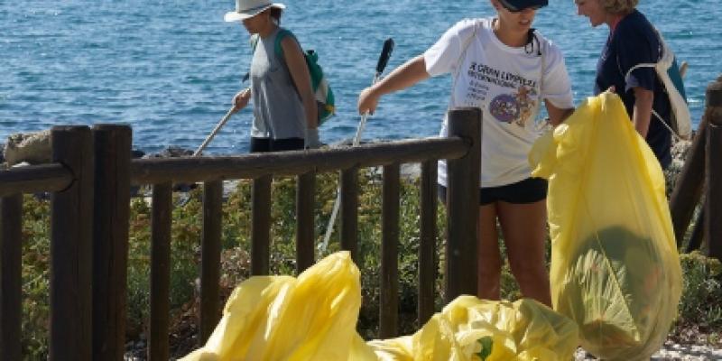 Grupo de voluntarios recogiendo basura en una playa