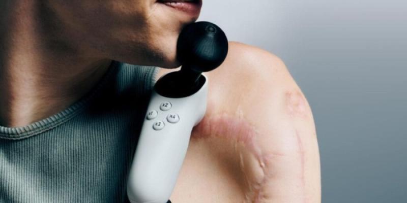 Mujer con un joystick accesible