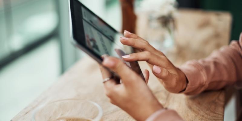 Detalle de una persona usando un dispositivo electrónico 