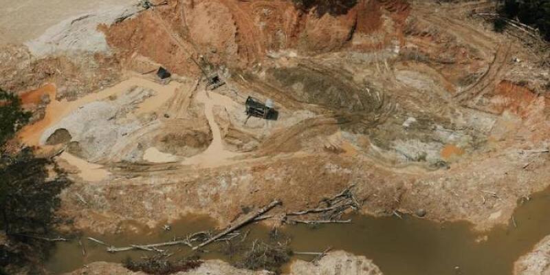 Mina ilegal de oro en la Amazonía brasileña 