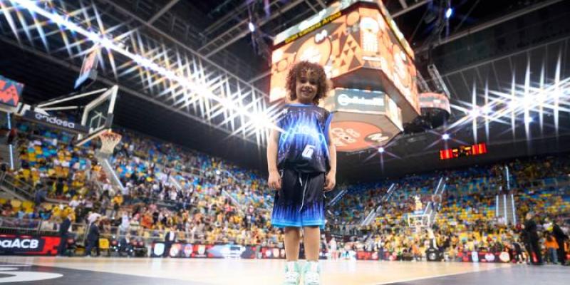 Oria, antes de entregar el balón oficial en el arranque de uno de los partidos 