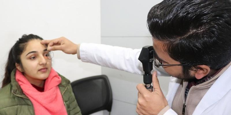 Niña en el oftalmólogo