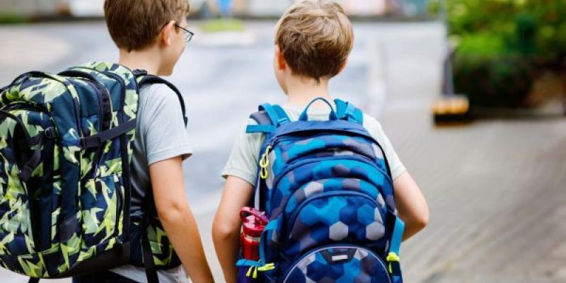 El peso de las mochilas escolares perjudica a los niños