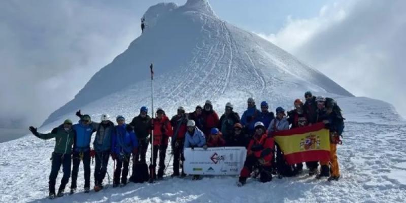 Los montañeros sordos y ciegos que coronaron el pico de Julio Verne en Islandia