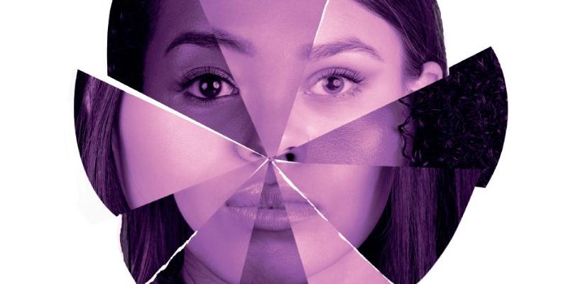 Cara de una mujer migrante rota como si fuesen cristales representando la violencia de género