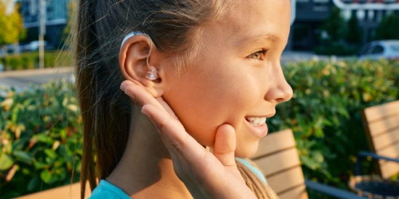 niña con audífonos