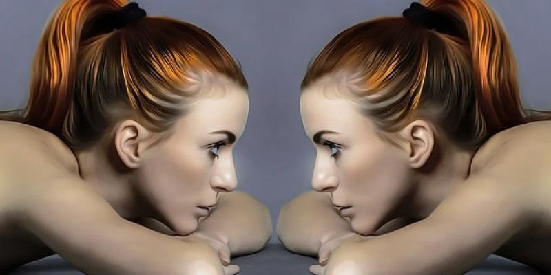 Chica frente a su reflejo