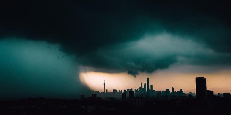 Tormenta acercándose a Kuala Lumpur, Malasia.