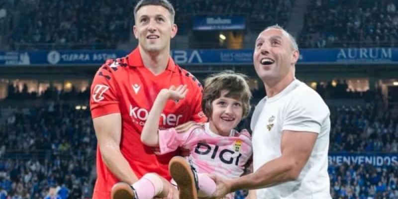 Javi, junto a Santi Cazorla y Abel Bretones