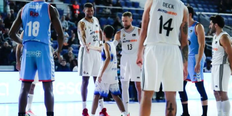 Raúl, al ser felicitado por los jugadores del Real Madrid 