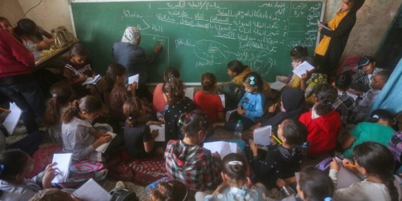 Un profesor enseña a sus alumnos durante una clase en Gaza 