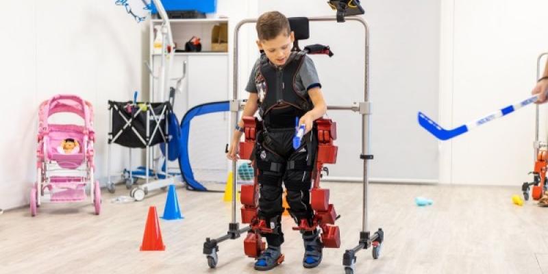 Un niño con parálisis cerebral usando el exoesqueleto Atlas 2030