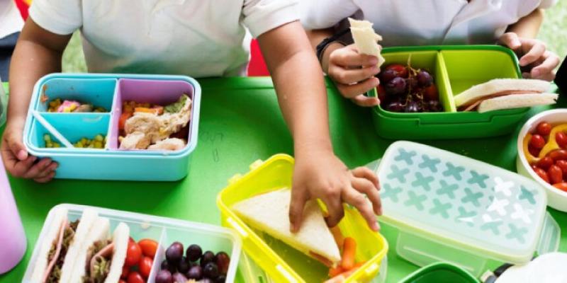 Niños en un comedor
