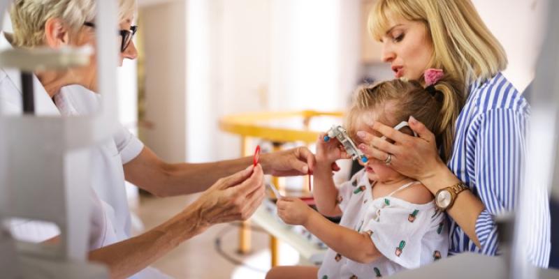 Niña con miopía
