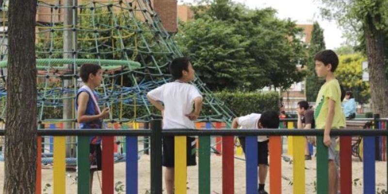 Un grupo de niños en un parque infantil 