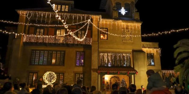 En la costa cántabra, en uno de sus pueblos más bonitos, este año celebran un importante título, el de Villa de la Navidad, con muchas sorpresas y un espíritu único.