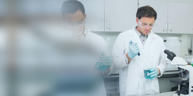 Científicos investigando la cura contra el cáncer de páncreas