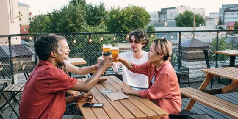 Jóvenes tomando cerveza en una terraza