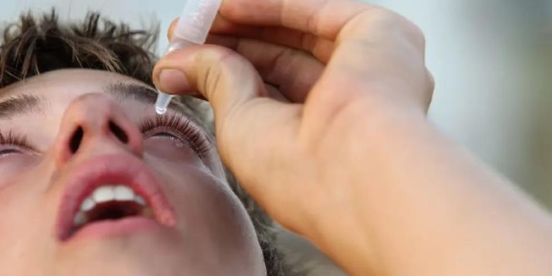 Una persona se aplica en el ojo unas gotas oculares, en una imagen de archivo.