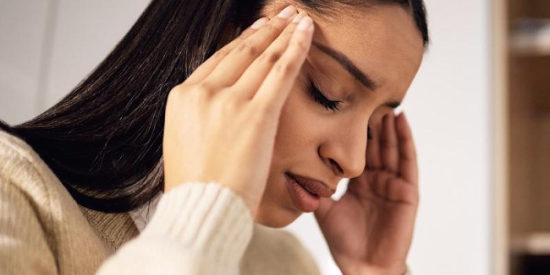 Mujer con migraña
