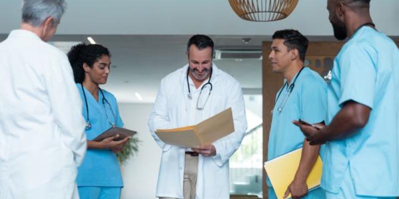 Grupo de médicos trabajando en un hospital
