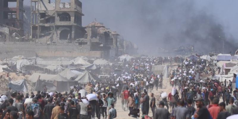 Palestinos en el norte de Gaza esperando recibir ayuda alimentaria 