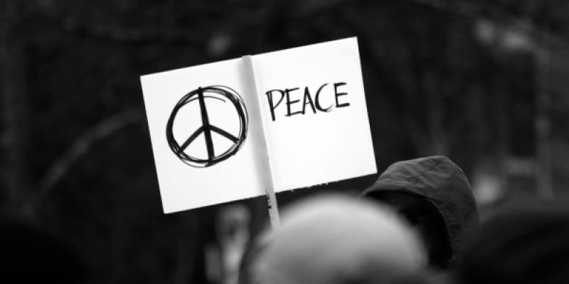 El símbolo de la paz en un cartel de un manifestante