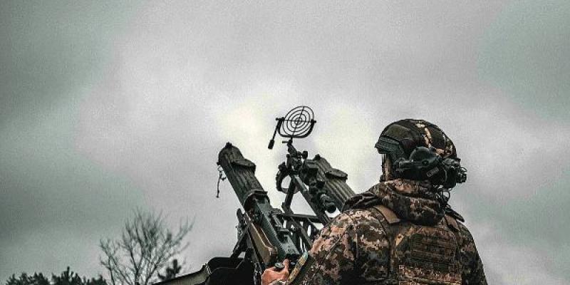 Una pieza de artillería Maxim, en busca de drones rusos en el cielo de Ucrania