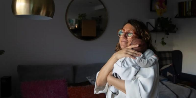 Giulia, de 43 años, con su segundo hijo, cuatro años menor que su primogénito