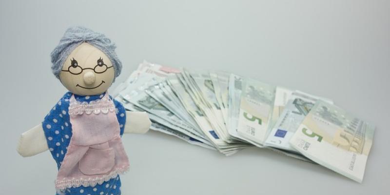 Muñeco de una abuelita pensionista con el dinero de la paga extra de verano