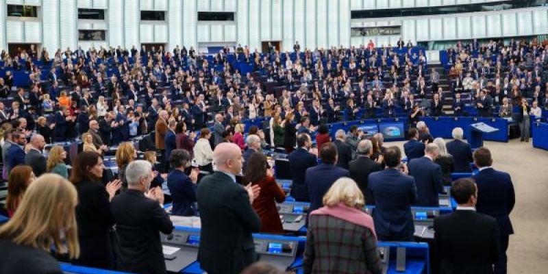 El Parlamento Europeo debatirá la regularización de inmigrantes propuesta por Sánchez