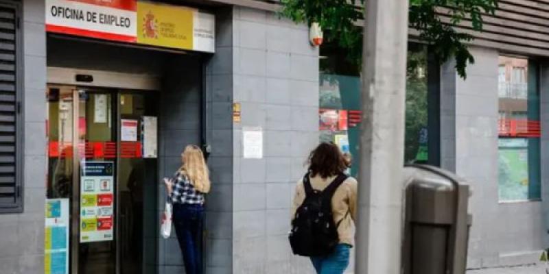 Una mujer a las puertas de la Sepe de Acacias, en Madrid 