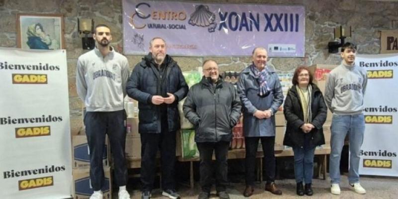 Gadis y el Monbus Obradoiro CAB han entregado 810 kilos de alimentos no perecederos al Albergue Xoán XXIII