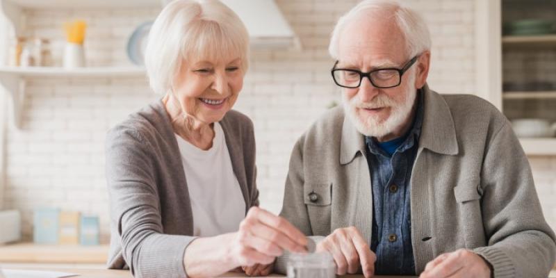 Dos personas mayores ahorrando