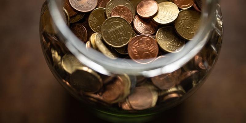 Hucha con monedas de euro