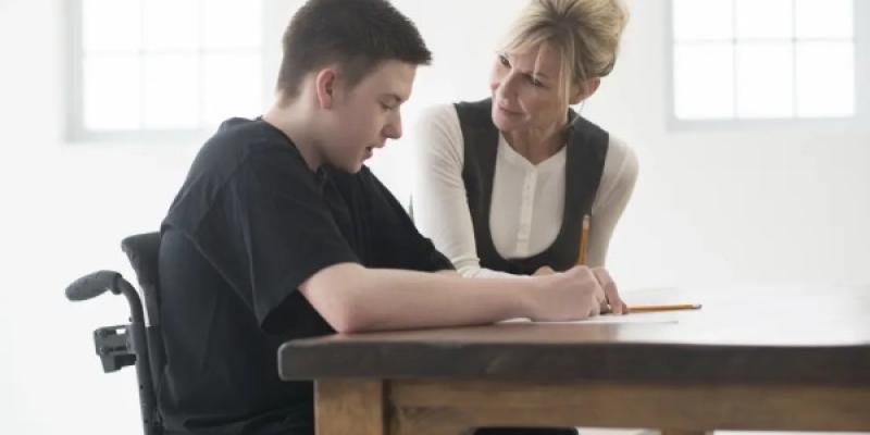 Joven con discapacidad y su terapeuta