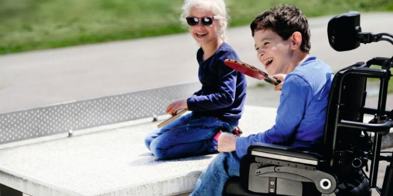 Dos niños con discapacidad