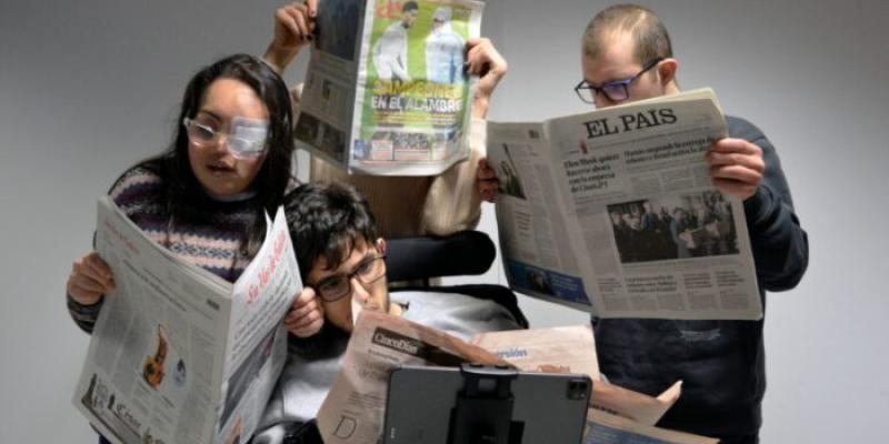 Varias personas leyendo la prensa 