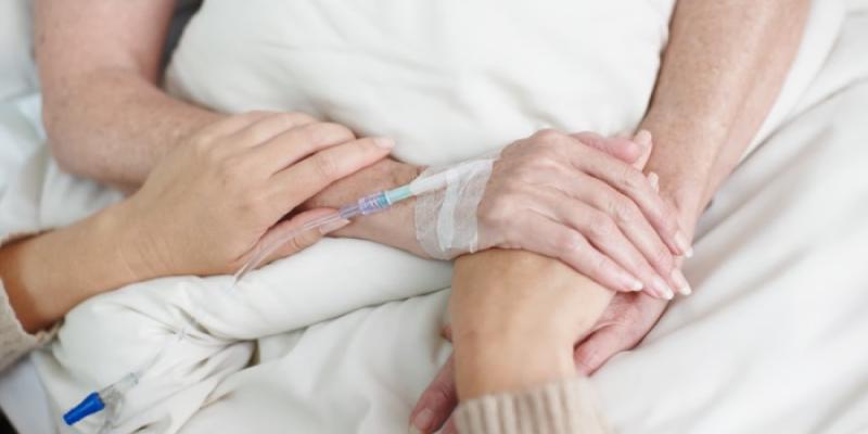 hija agarrando la mano a su madre