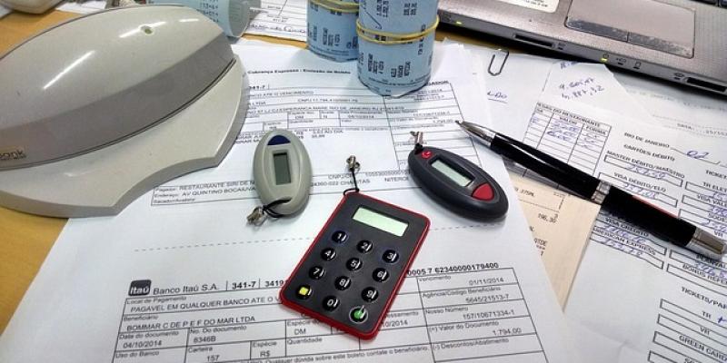 Calculadora y papeles analizando el PIB