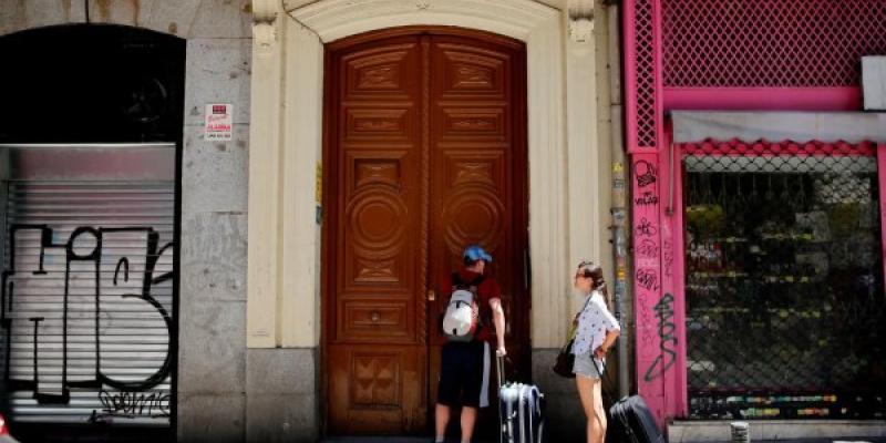 Gente llegando a pisos turísticos