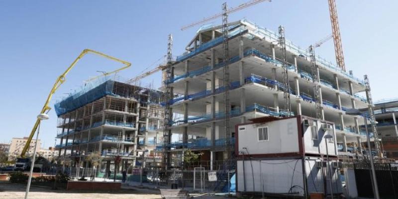 Obras de edificación de viviendas en Madrid.