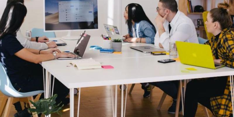 Compañeros de trabajo trabajando juntos en una reunión