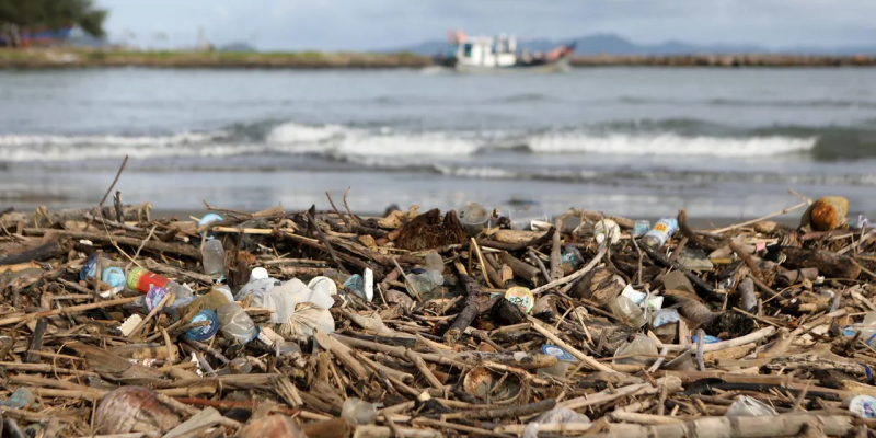 Los océanos y mares reciben toneladas de plástico