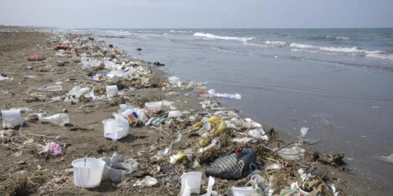 Contaminación por plásticos en la orilla de una playa. 