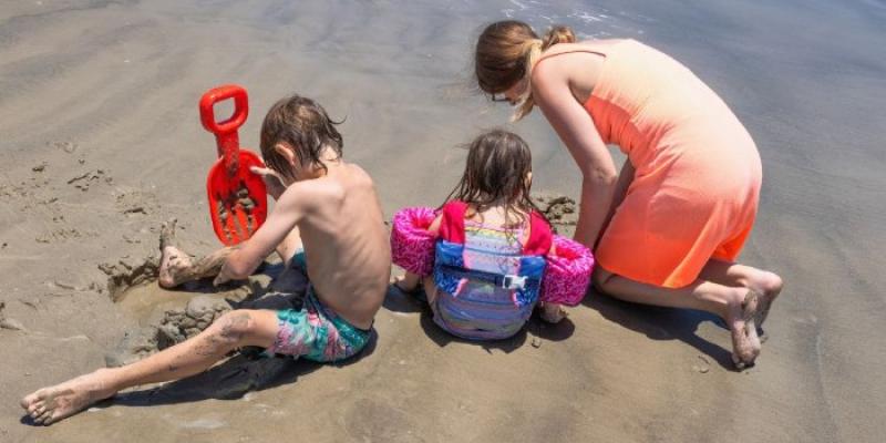Niños jugando en la playa