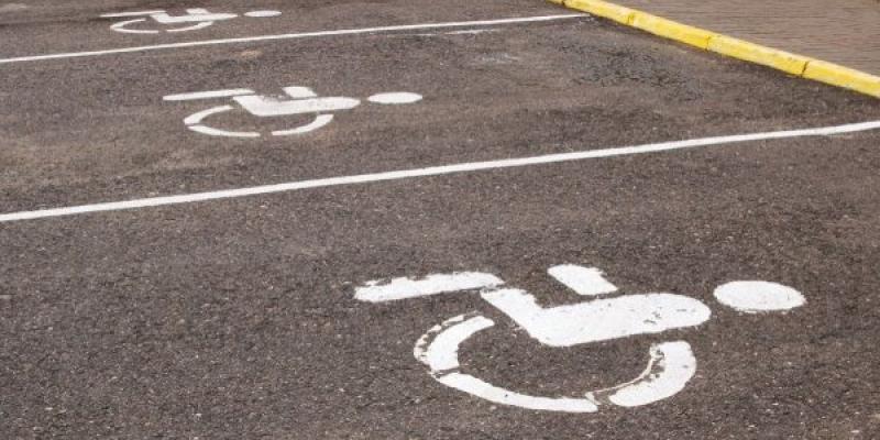 Plazas de aparcamiento para personas con discapacidad | Foto de 123RF/vera1703